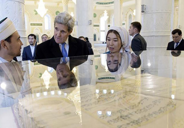 وزیر خارجه آمریکا از مسجد «سلطان» و قرآن تاریخی که در آن نگهداری می شود در «آستانه»، پایتخت قزاقستان بازدید کرد.
